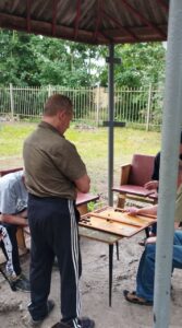 Третья группа игроков в нарды. В выходные сойдутся победители.
