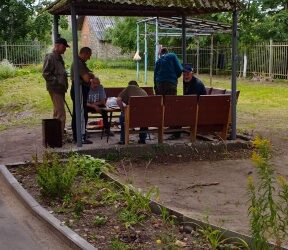 Третья группа игроков в нарды. В выходные сойдутся победители.